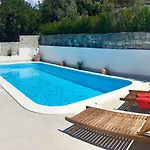 Sol - Private Heated Pool & 30m From The Casa de Férias Nečujam